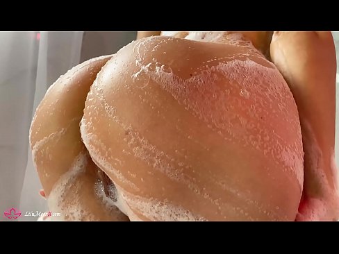 ❤️ Brunetka masturbuje kundičku s vibrátorom až do intenzívneho orgazmu v sprche ❌ Šukanie video na nás sk.sexafinkarasskaz.ru ❌️